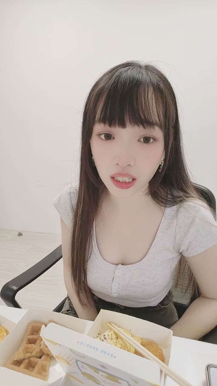 bbcat180 : 捕捉到最迷人的笑容！今天也要開心喔✨ #迷人笑容 #日常分享 #直播互動