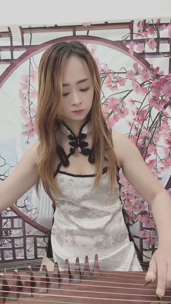 wasteful : 專注演奏的模樣最迷人，與我一起沉浸在琴聲中吧🎵 #古箏正妹 #音樂分享 #專注時刻
