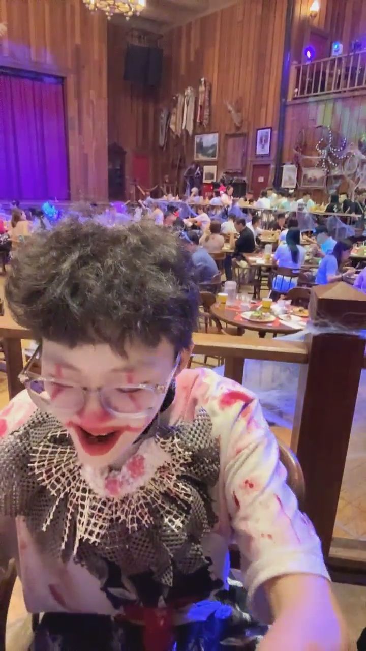  : 滿嘴醬汁的狂野小丑，這吃相你能抵擋嗎？🤡🥩 #吃播 #小丑妝 #狂野