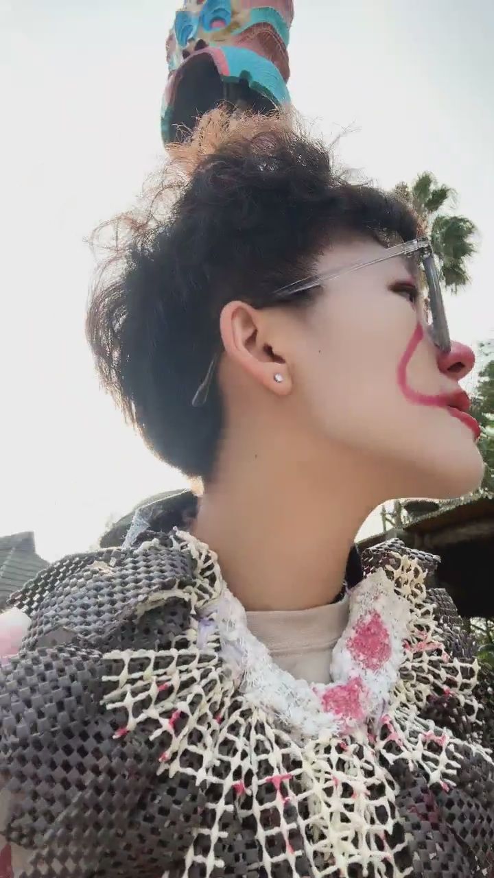 dolly0917 : 陽光下的小丑女孩，準備好一起遊園了嗎？🌴🤡 #戶外 #萬聖節 #小丑穿搭
