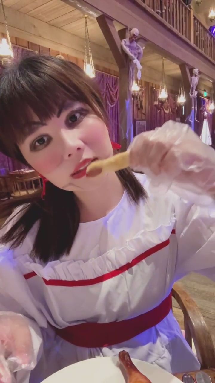 eva1116 : 戴上手套的專屬用餐時間，想和我一起品嚐嗎？🍽️ #感官體驗 #沉浸式 #特寫互動