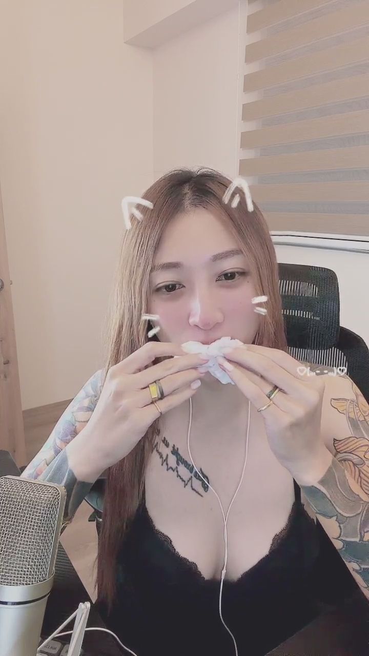 : 前一秒還在撩人，下一秒直接笑場😂 這種反差萌你給幾分？✨ #反差萌 #刺青女孩 #直播精華