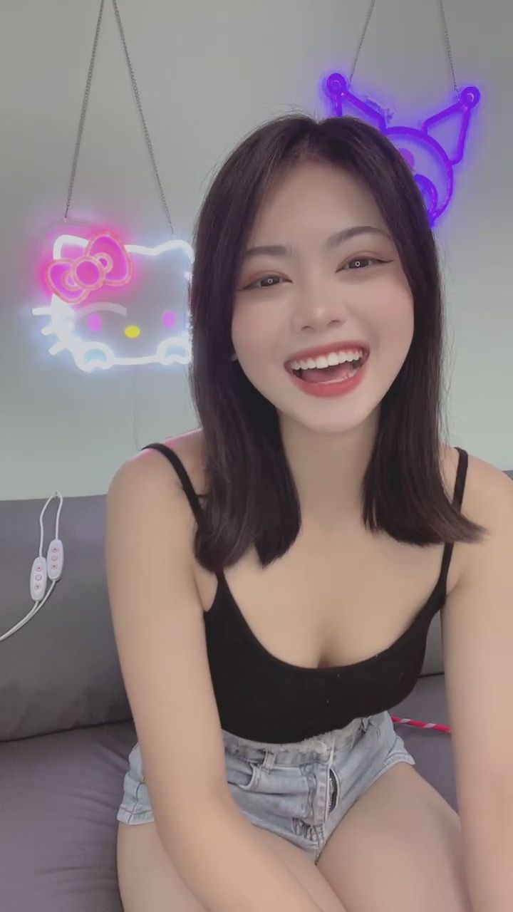  : 開心的笑容只為你綻放，喜歡我們這樣看著彼此嗎？🥰 #陪伴 #深情 #愛笑女孩