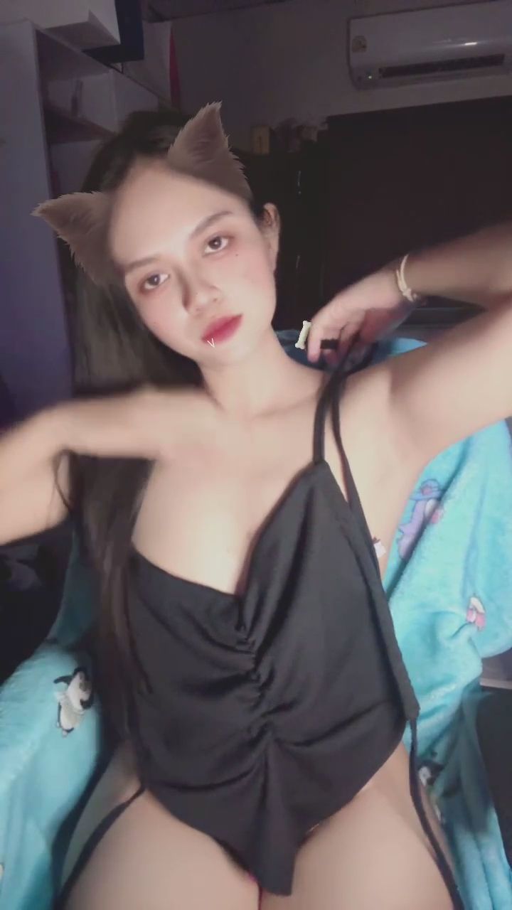  : 從全裸到換上黑色戰袍的誘惑瞬間，這套衣服你給幾分？🖤👗 #換裝 #性感穿搭 #粉絲互動