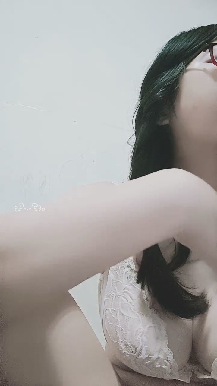  : 剛編好的辮子，你喜歡嗎？👓✨ 仰起頭的瞬間有沒有心動～ #眼鏡娘 #蕾絲內衣 #誘惑 #私密