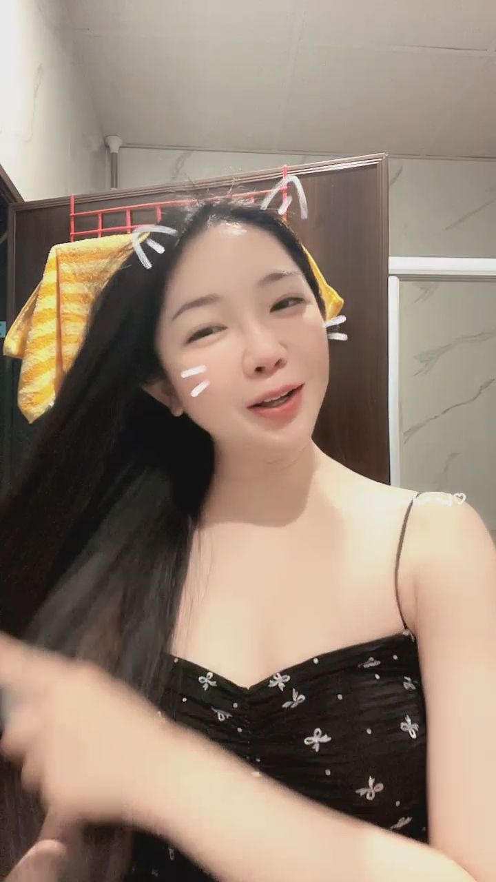  : 喜歡這樣自然不做作的互動嗎？猜猜我在聊什麼～🥰我只是頭大～沒有好身材🤣 #鎖骨 #甜美日常 #居家感