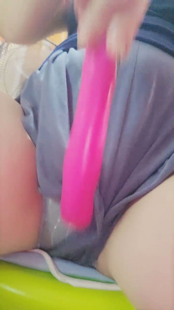  : 桃紅色的小秘密，感受指尖下的誘人頻率 💓 隔著布料也擋不住的熱情！ #私密玩具 #震動按摩 #大人專屬
