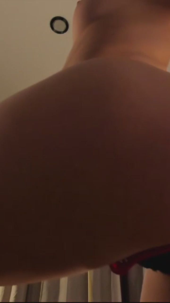  : 完美的曲線與水滴交織，這個畫面你絕對不想錯過！💦😍 #性感曲線 #動態美學