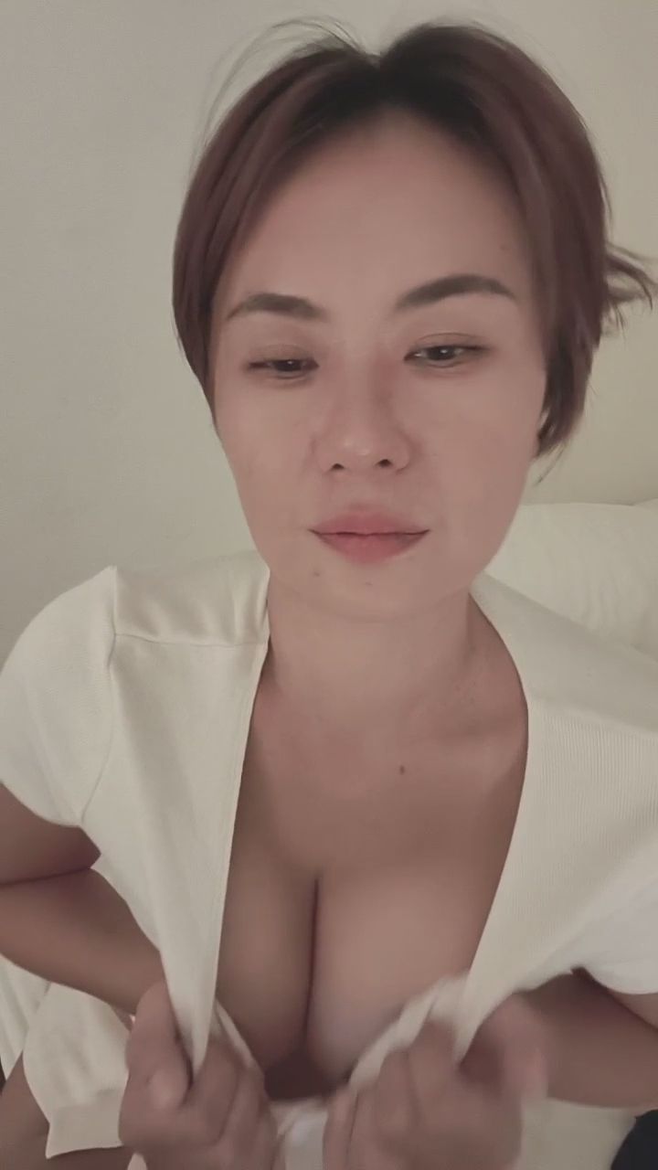  : 大膽拉下衣領，讓你一眼看見最迷人的秘密。 #深V #誘惑 #性感穿搭