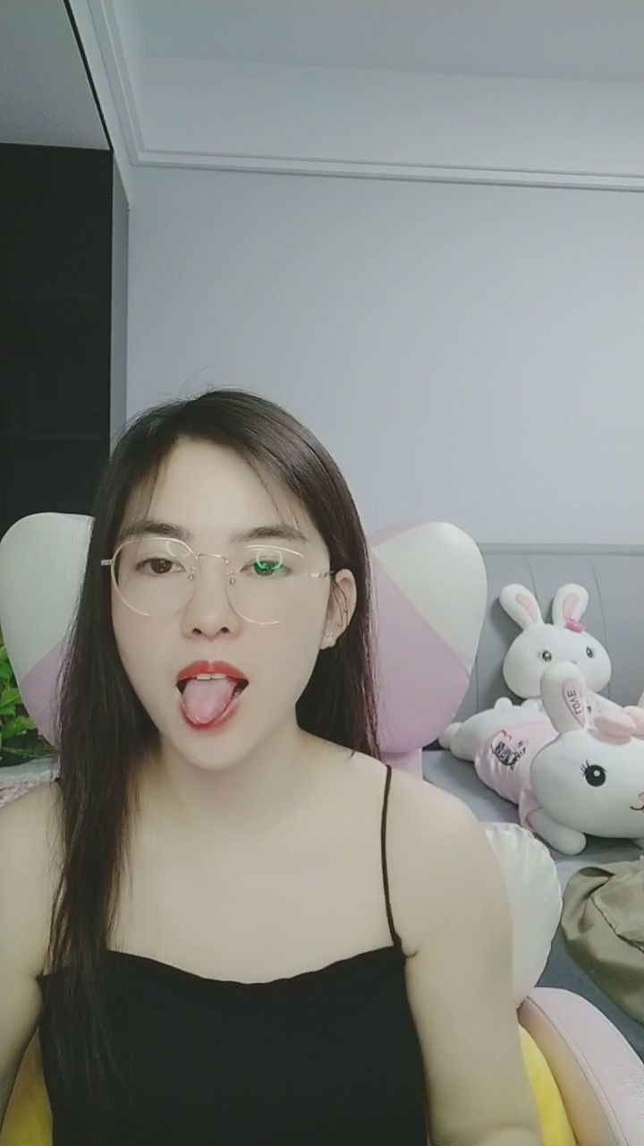  : 捕捉到主播調皮的瞬間！這眼神誰能抗拒 😝✨ #調皮 #甜美 #互動