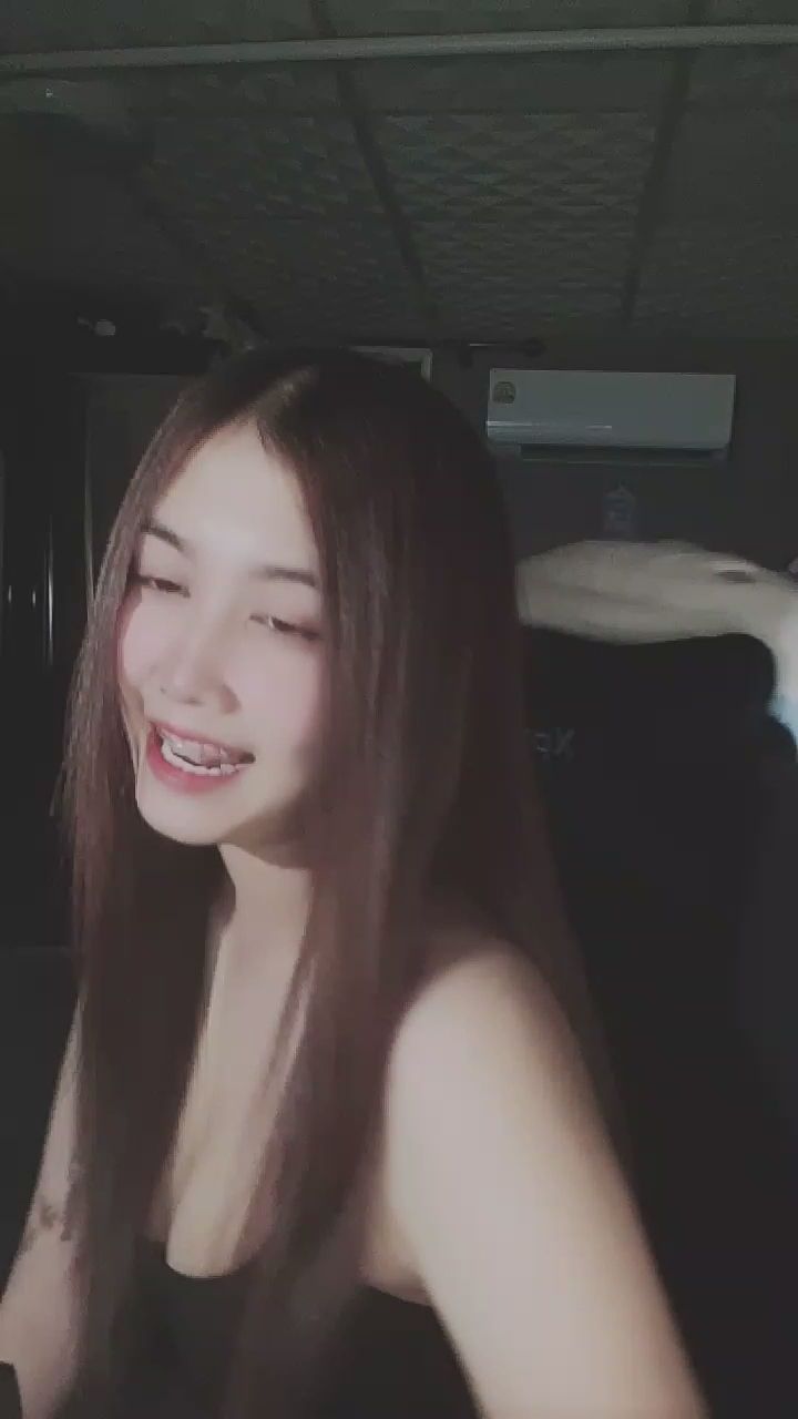  : 想聽我對你說些什麼嗎？甜甜的笑只給你看🥰 #甜美 #微笑 #日常互動