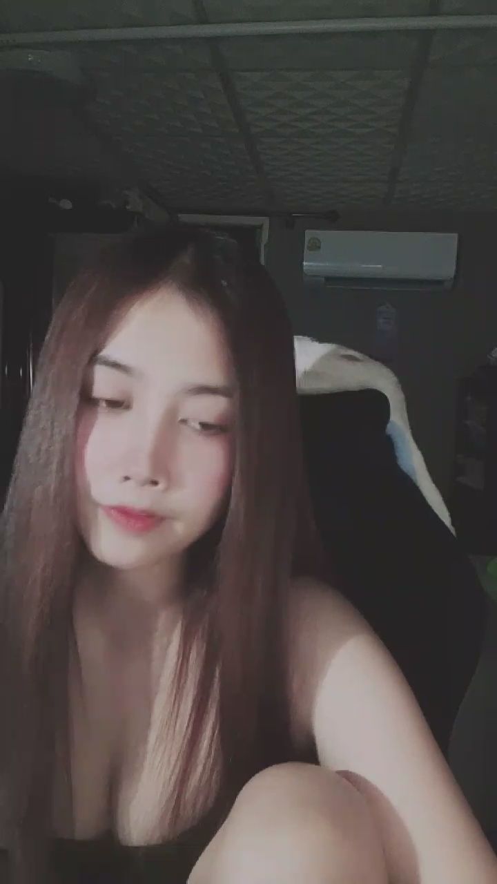  : 這樣看著你，心跳是不是漏了一拍？💖 #性感曲線 #心動瞬間 #直播精華