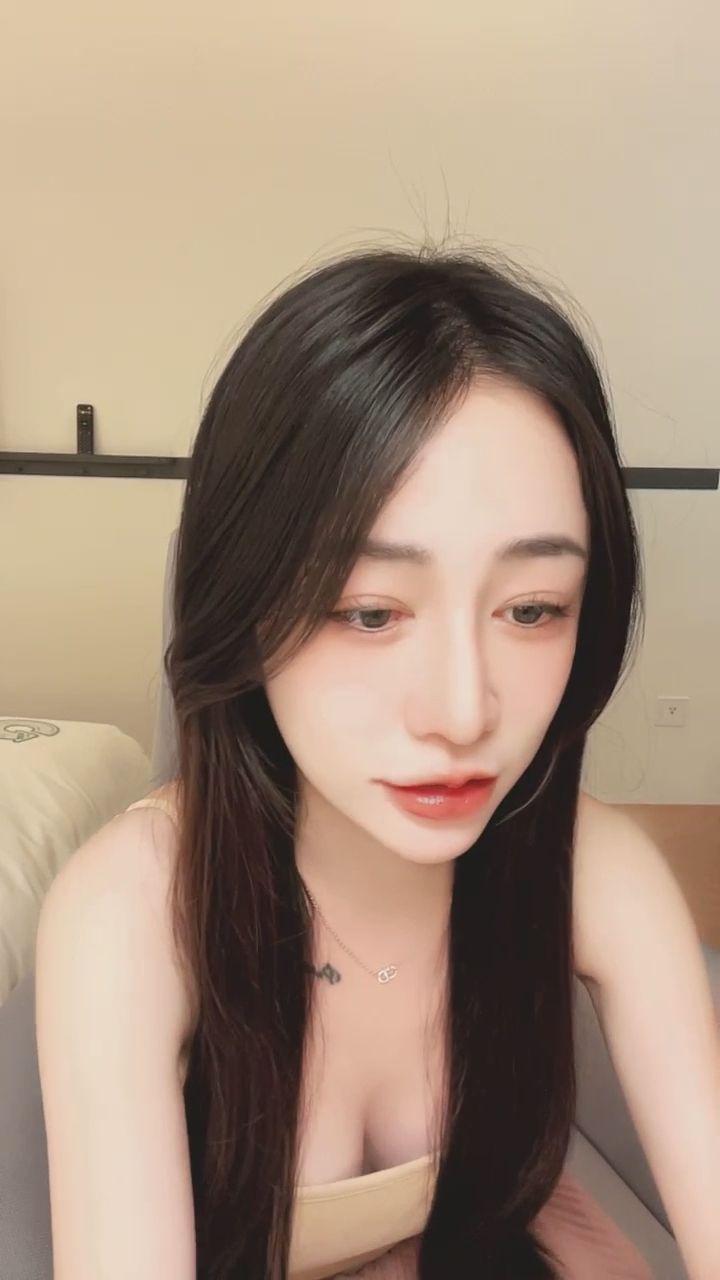  : 這樣看著你，心跳有漏拍嗎？等你來回應我喔～🥰 #對視 #溫柔 #互動