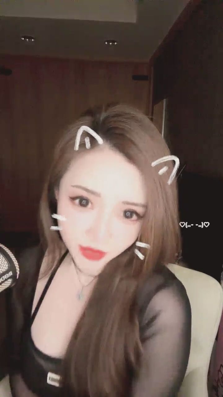  : 戴上貓耳跟著音樂一起搖擺～今天這套透視裝你們喜歡嗎？🐱🖤🥰       #性感穿搭 #透視裝 #直播日常