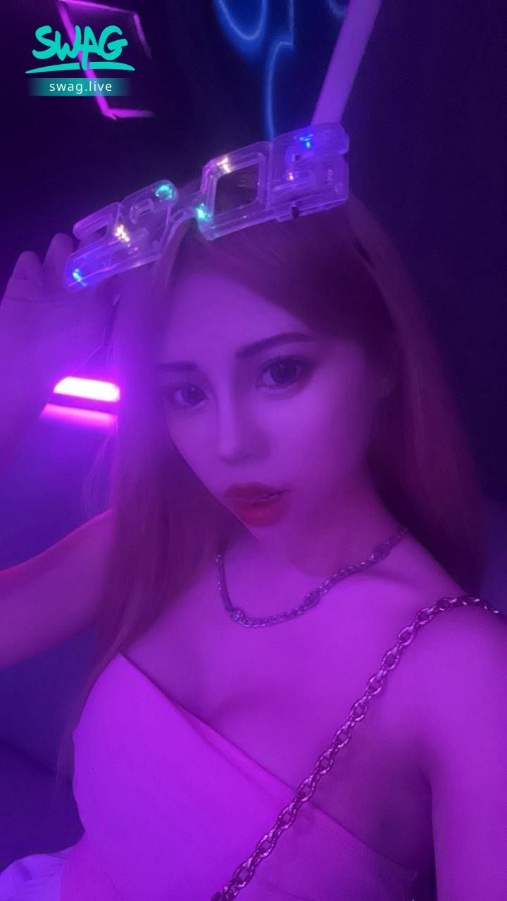 charlotte._ : 謝謝你們陪伴跟支持✨明天17:00-23:00會開播💓Babe