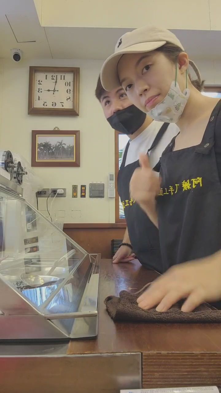  : 被發現了！店員的表情太可愛了吧 ❤️ #工作日常 #可愛 #心動瞬間