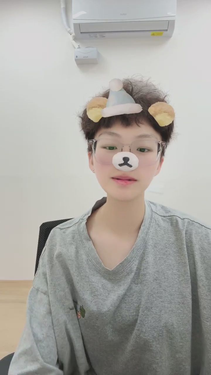  : 可愛熊熊濾鏡配上甜美笑容，今天的心情也被點亮了！🐻💖 #甜美笑容 #居家日常 #可愛互動