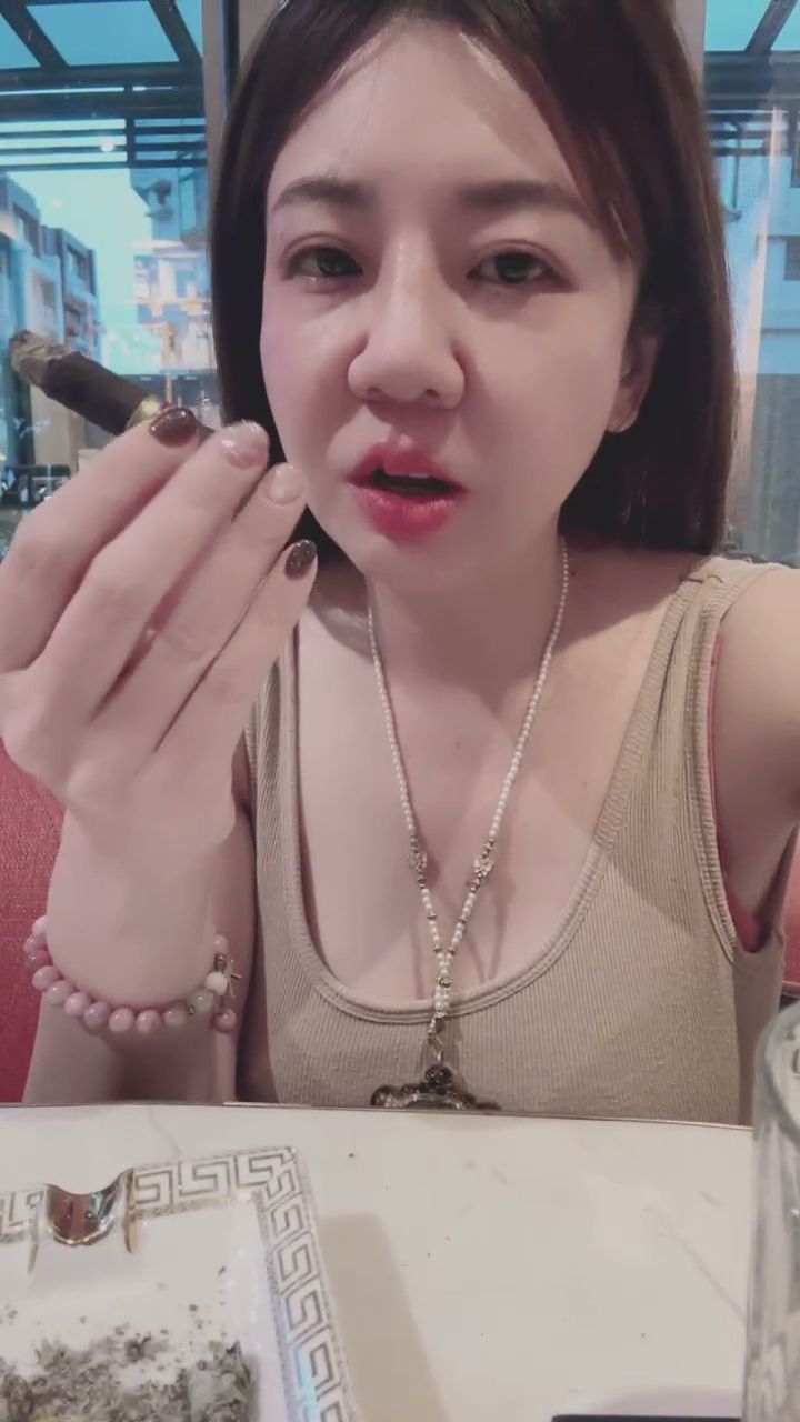  : 迷人煙霧與微醺眼神的邂逅，今晚一起放鬆嗎？🥃 #成熟魅力 #慵懶 #微醺