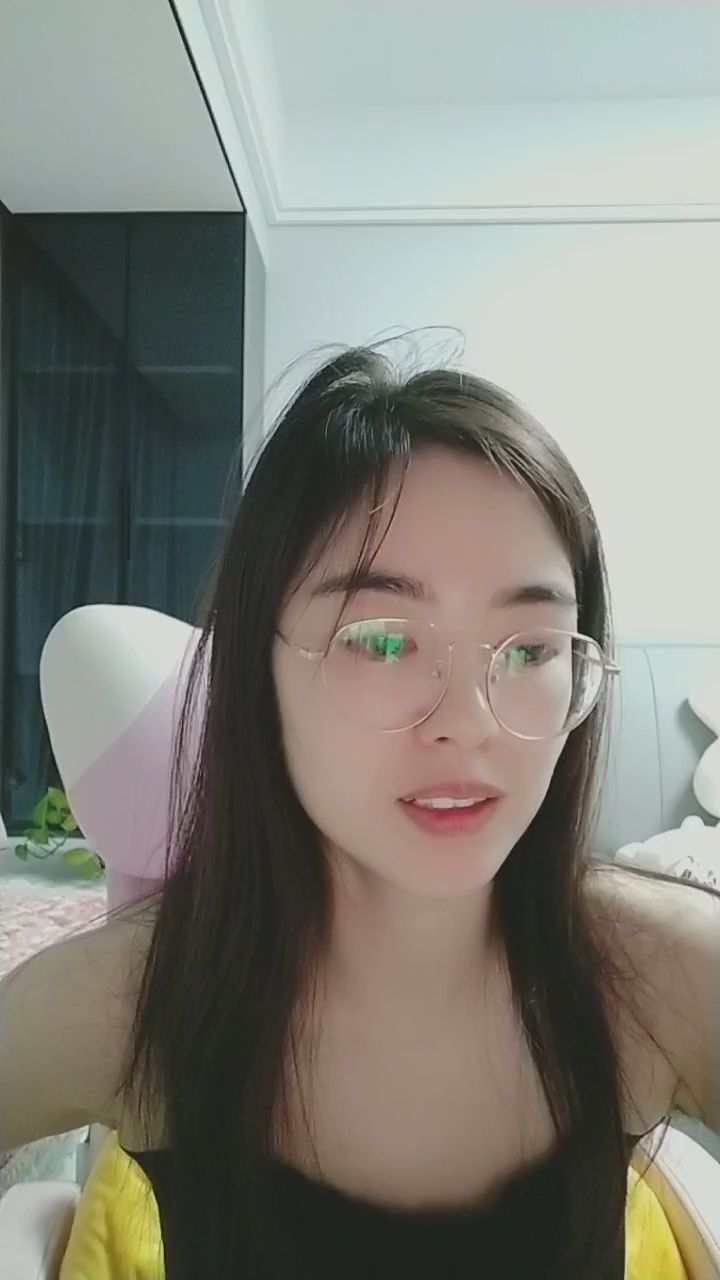  : 這麼近的距離，你有感受到我的目光嗎？❤️ 讓我們再靠近一點點～ #親密互動 #眼神交流 #心動瞬間