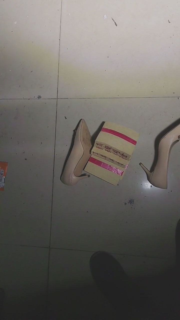 a125824274 : 在荒廢的空間裡發現了散落的高跟鞋👠... 這裡曾經發生過什麼？ #廢墟探險 #都市傳說 #探險直播 #懸疑