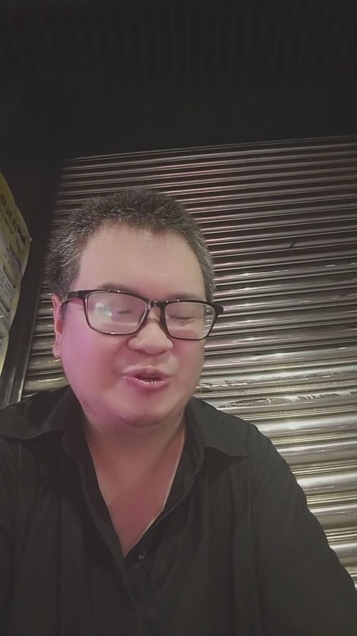  : 聊到停不下來！深夜話題的歡樂瞬間，跟著一起開懷大笑吧😆✨ #深夜閒聊 #幽默 #互動日常 #直播精華
