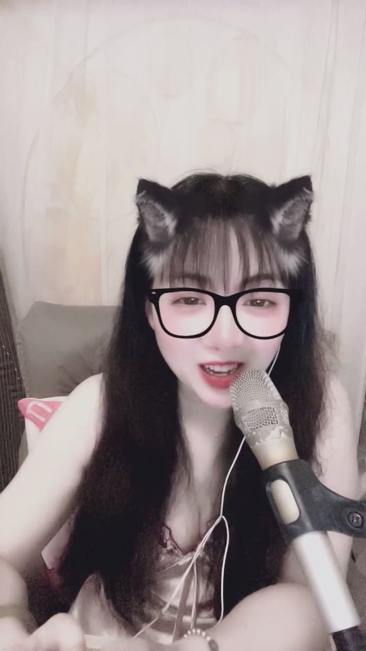  : 蕾絲睡衣與甜美笑容的完美結合！跟著節奏一起搖擺～💃✨ #甜美系 #蕾絲睡衣 #直播精華