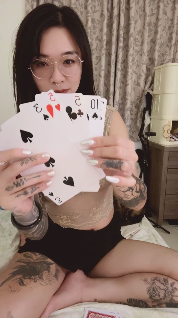  : 誰想跟我玩一場特別的牌局？😉🃏 #刺青正妹 #居家日常 #巨大撲克牌