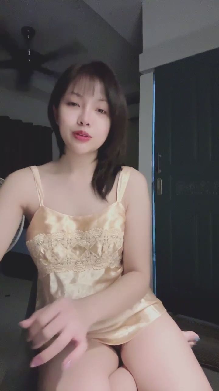  : 褪下絲滑睡衣的瞬間，毫無保留地展現給你看...💋 #脫衣 #全裸 #私密時刻