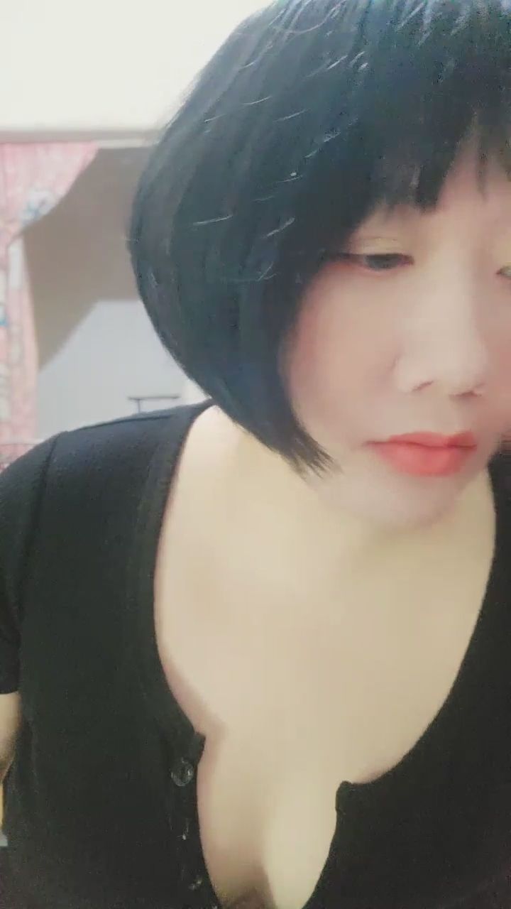  : 俏皮嘟嘴太可愛了，撥頭髮的瞬間心都漏跳一拍！💕 #直播日常 #俏皮 #性感 #女神
