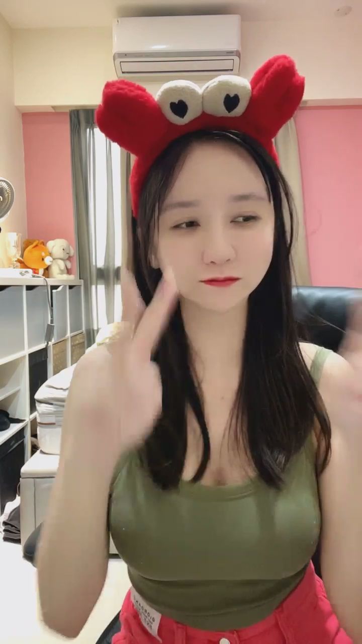  : 哪種表情的螃蟹女孩最讓你心動？🦀❤️ #甜美日常 #多變女孩 #自信魅力