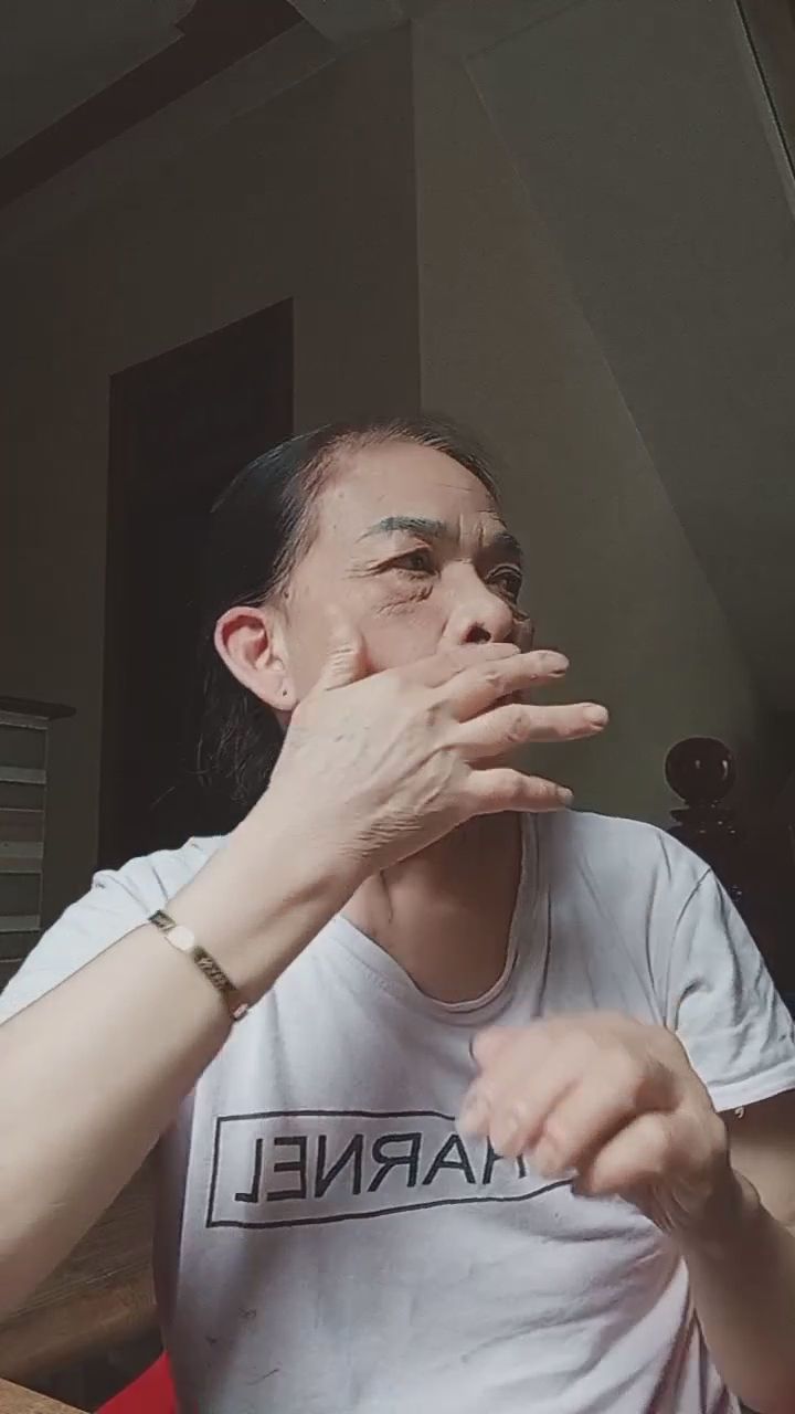 : 捕捉居家最自然迷人的瞬間，和你零距離的親密眼神交會 ✨ #居家日常 #自然美 #親密互動Babe