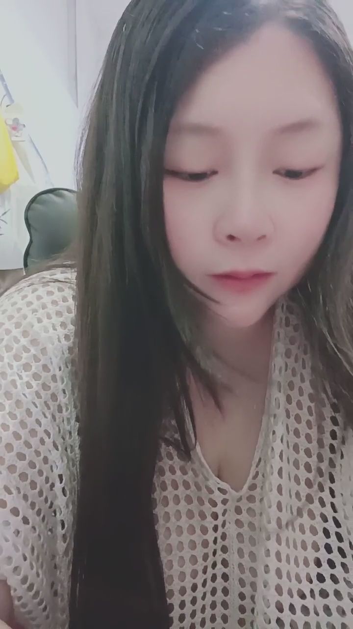  : 近距離的溫柔凝視加上咬唇誘惑，這樣的親密感讓你心跳加速了嗎？💋 #性感主播 #咬唇 #親密互動 #直播