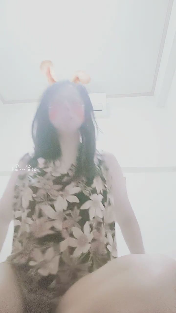  : 穿著碎花上衣放鬆一下，喜歡這隻小兔子嗎？🐰🌸 #直播 #可愛 #日常M字腿誘惑