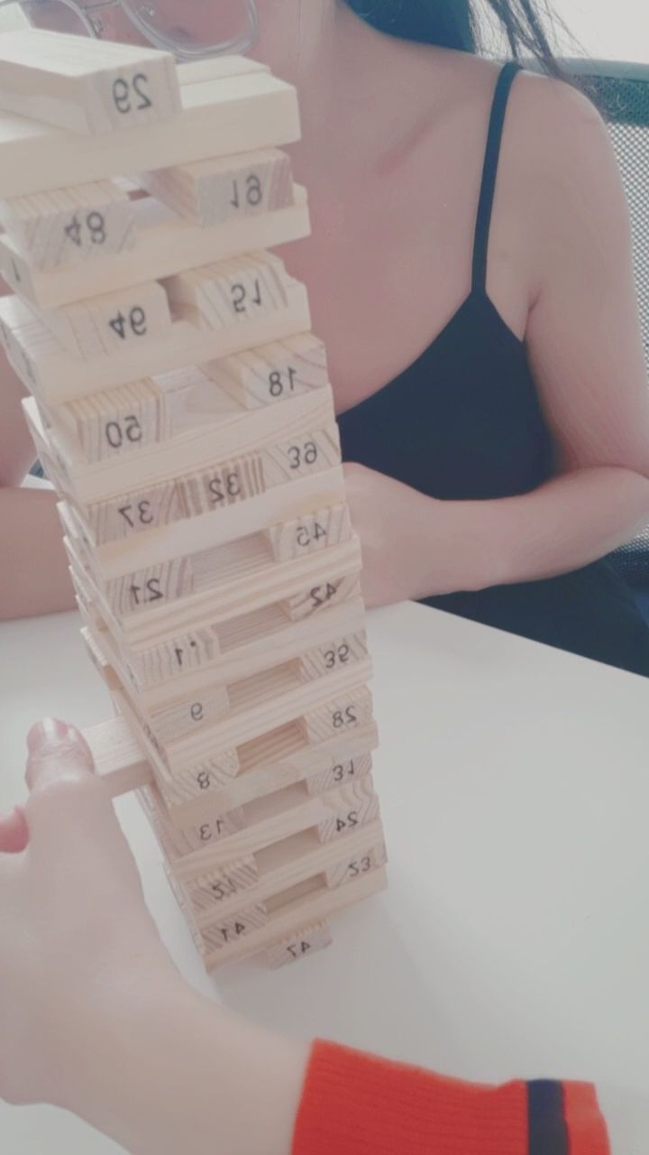  : 疊疊樂來到極限時刻！前傾專注的樣子，你有被我吸引到嗎？🫣 #疊疊樂 #心跳加速