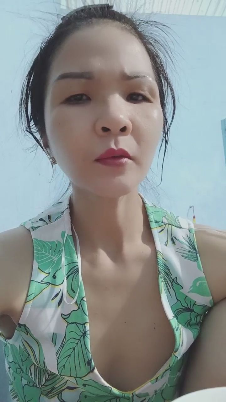  : 低胸居家服的吃貨日常，看著看著是不是也餓了？😋 #居家日常 #吃播 #女友感 #微性感