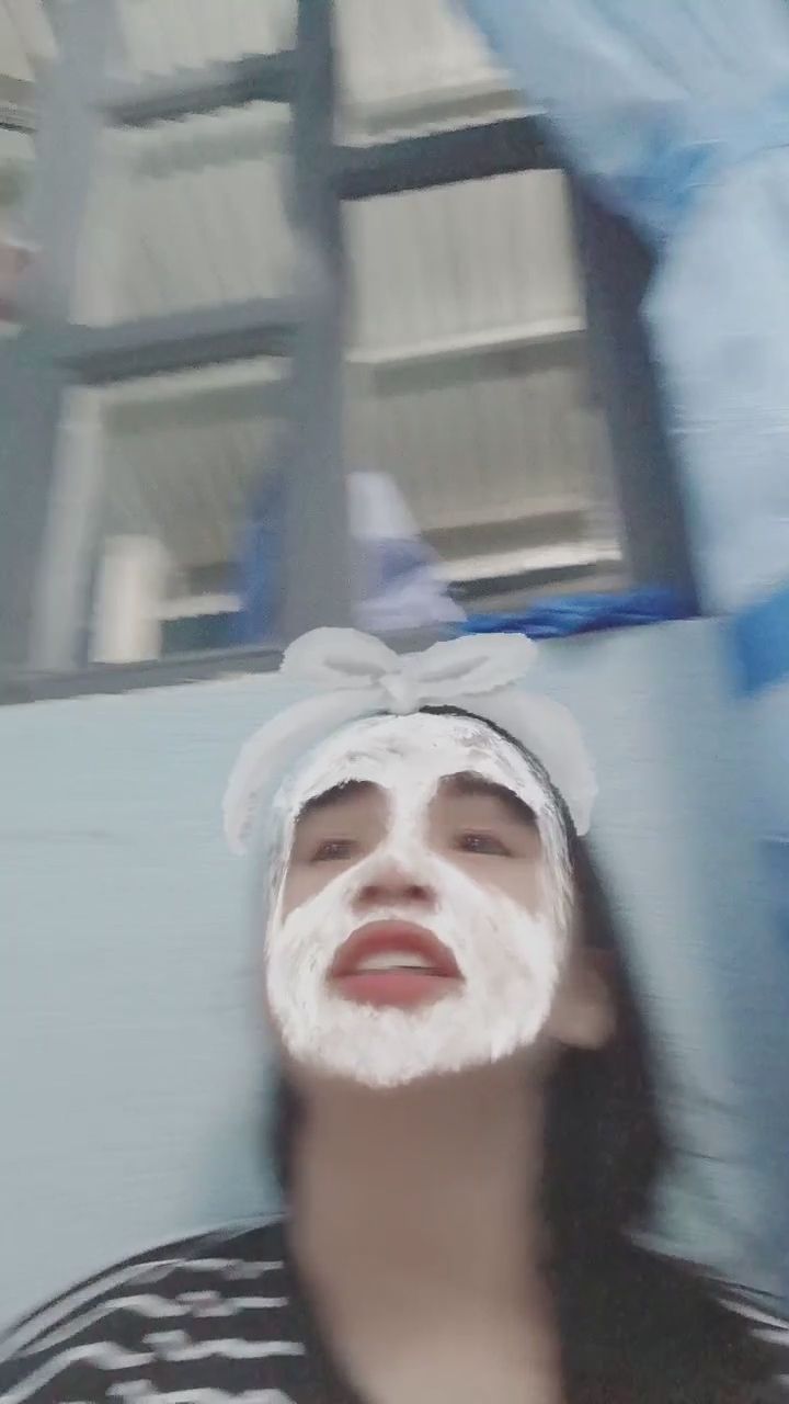  : 敷面膜的日常也能這麼俏皮！可愛小表情連發💕 #女友感 #日常 #俏皮
