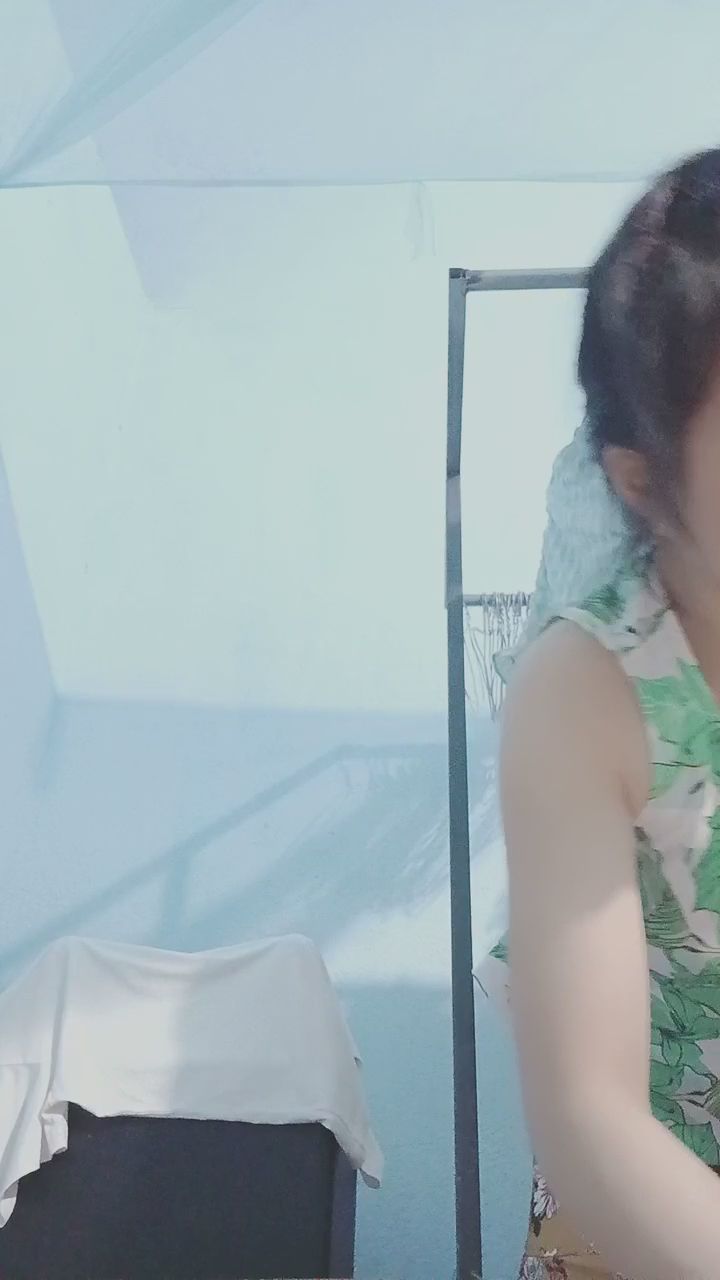  : 居家保養的日常也能這麼迷人✨ 碎花低胸洋裝展現隨性微性感，讓你捨不得移開目光！ #居家日常 #微性感 #低胸洋裝 #保養日常 #女友感