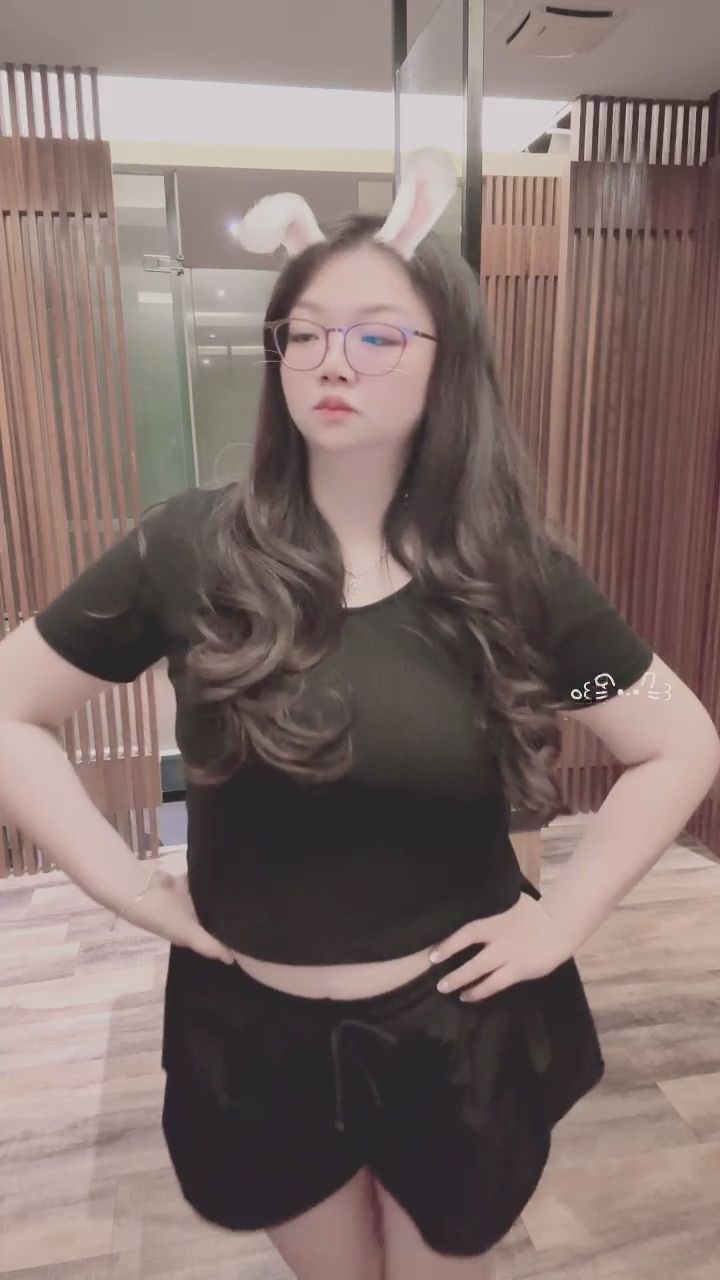  : 湊近一點，接收我給你的專屬飛吻！😘🐰 #飛吻 #甜妹 #兔耳濾鏡