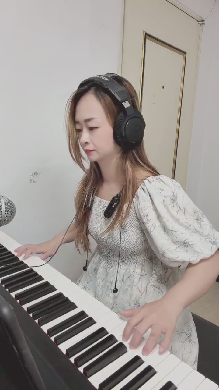  : 為你彈奏一曲，再附上專屬的甜蜜親吻！今天的表現你滿意嗎？🎹💋 #鋼琴女神 #甜美誘惑 #親密互動