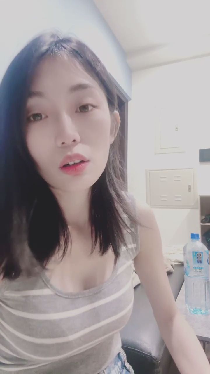  : 靠近鏡頭的專屬互動！調皮咬手指加上開懷大笑，這份真實感太讓人心動了 🙈🔥 #親密互動 #專屬視角 #心跳加速