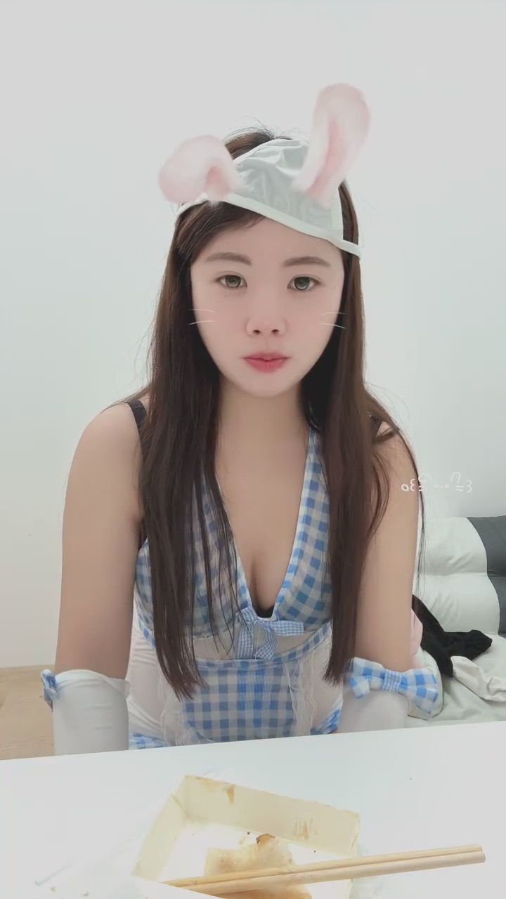  : 把內褲戴在頭上 好像小笨蛋🤣#女僕裝