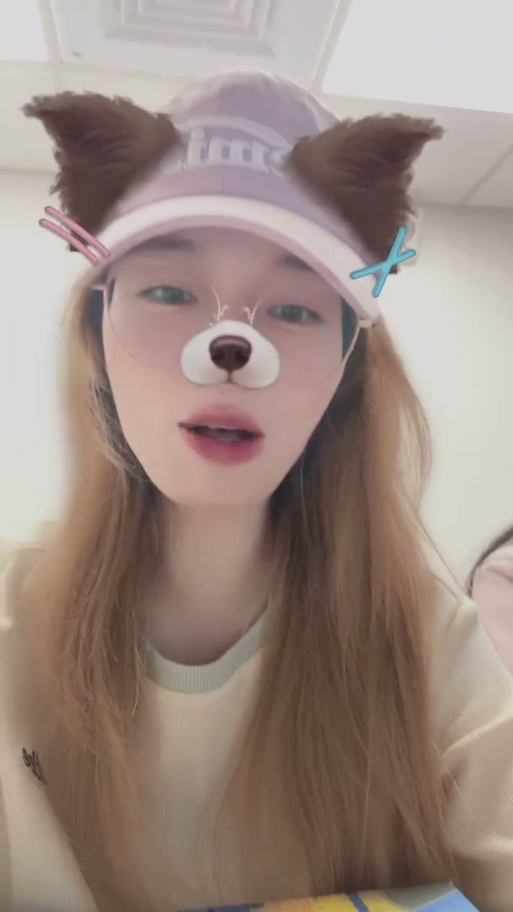  : 靠這麼近，連呼吸聲都聽得見...你想加入我們嗎？🤫💕 #閨蜜 #私密日常 #高甜互動
