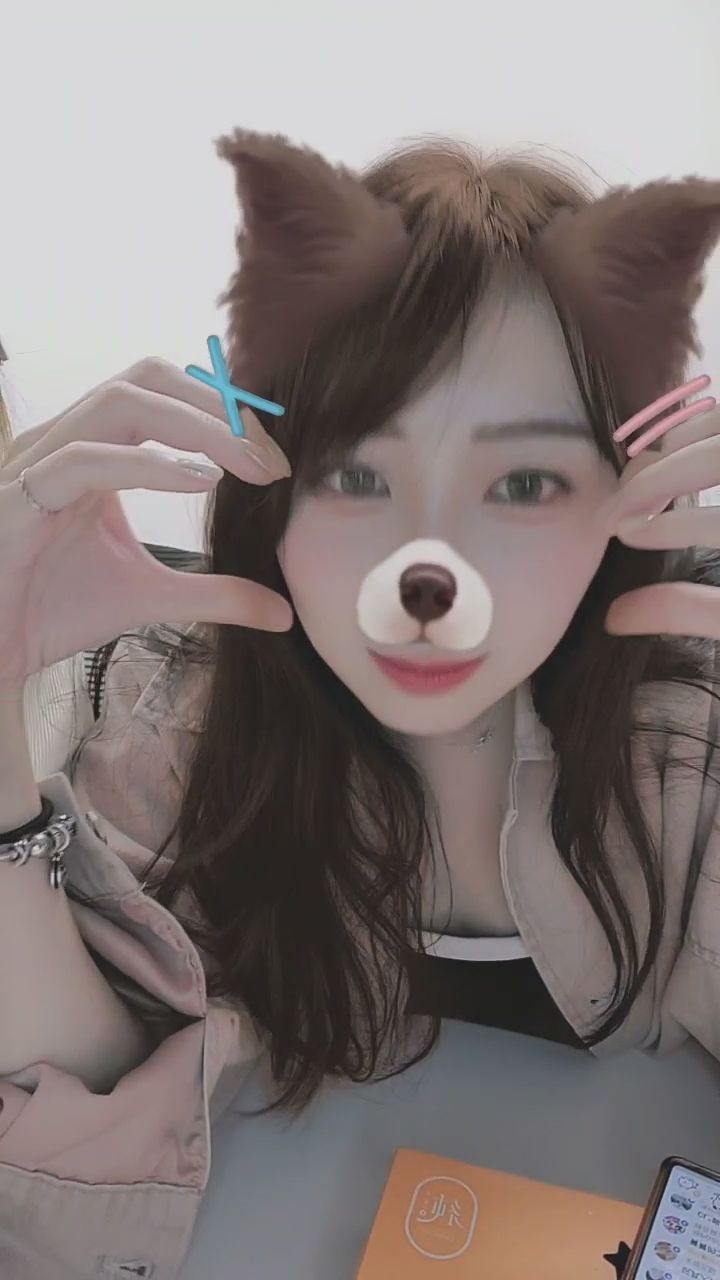 tuyiyi : 準備好接收這波甜美暴擊了嗎？看著我的眼睛！🐶💖 #可愛日常 #心動暴擊 #甜美互動