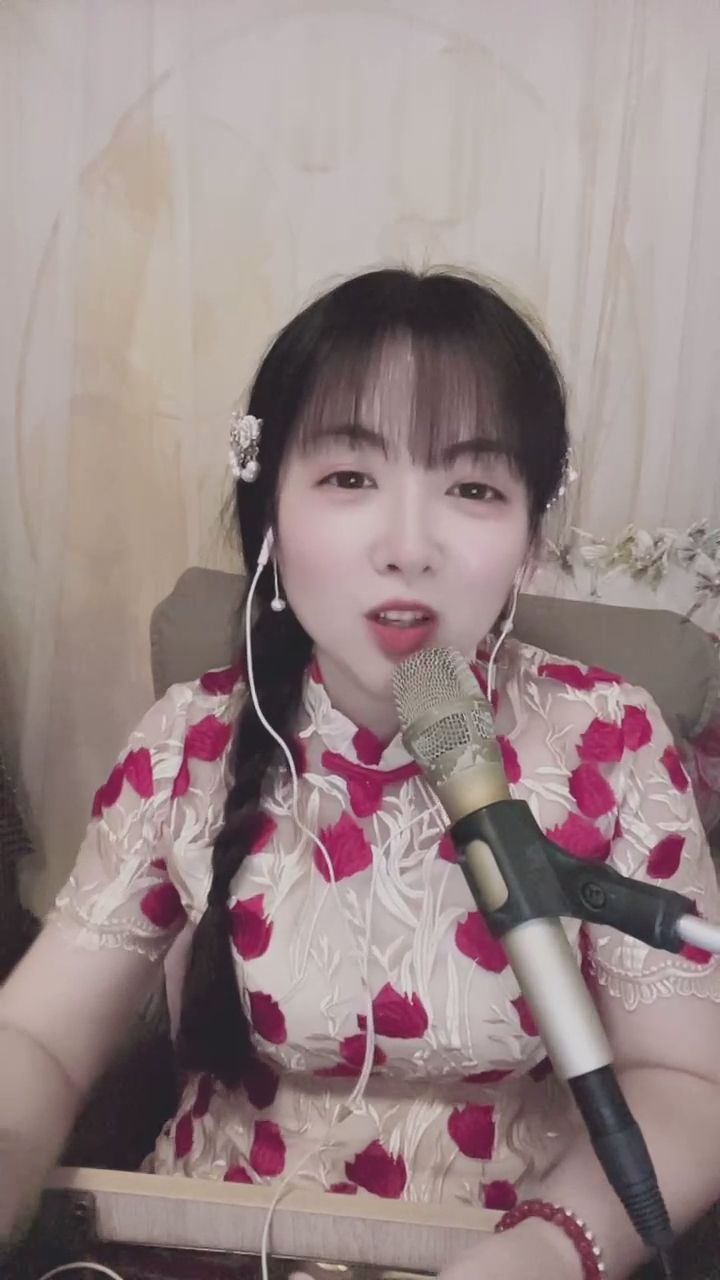  : 沉浸在溫柔的歌聲中，感受中式優雅的魅力。✨🎤 #旗袍 #復古 #氣質