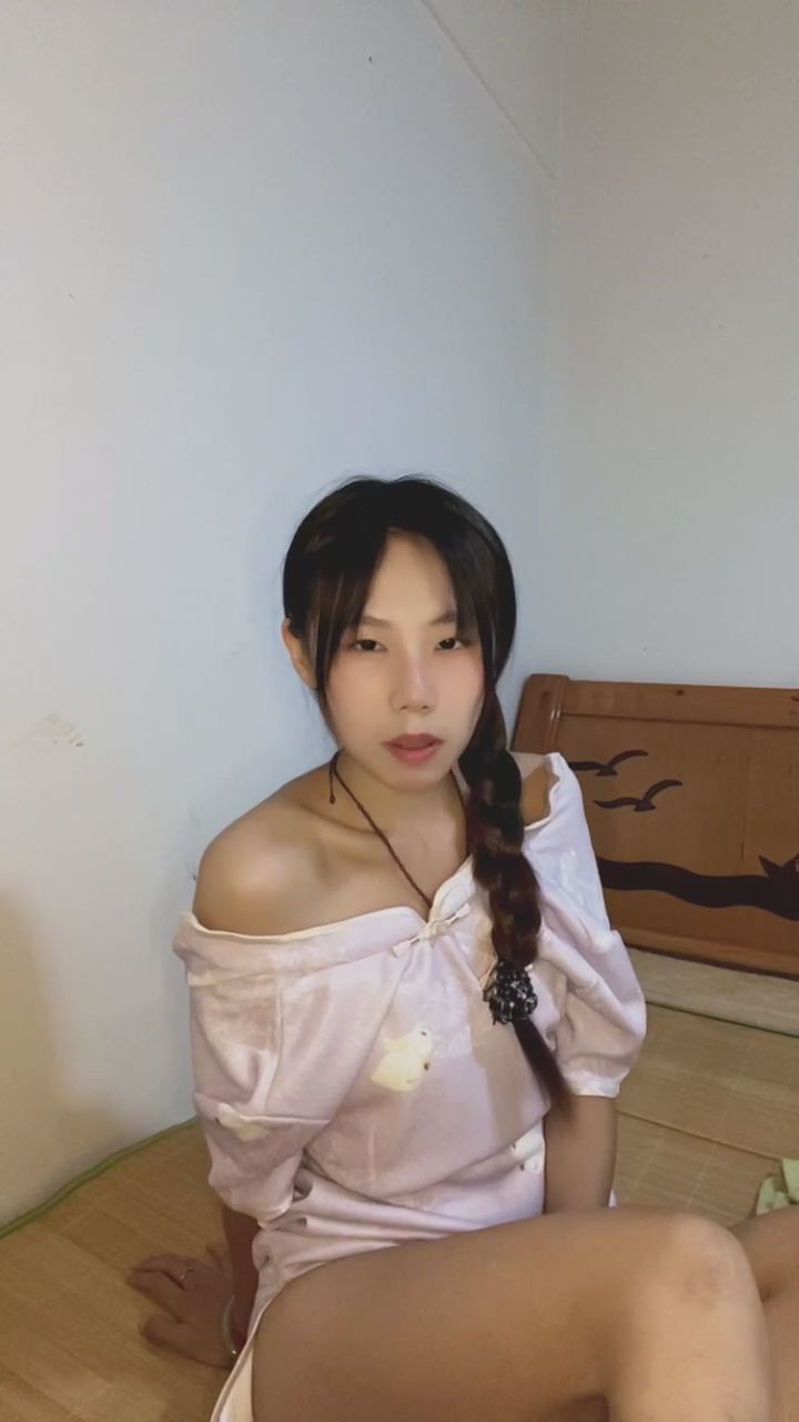  : 調皮的舌尖，是不是讓你心動了呢？👅 #調情 #俏皮 #親密互動