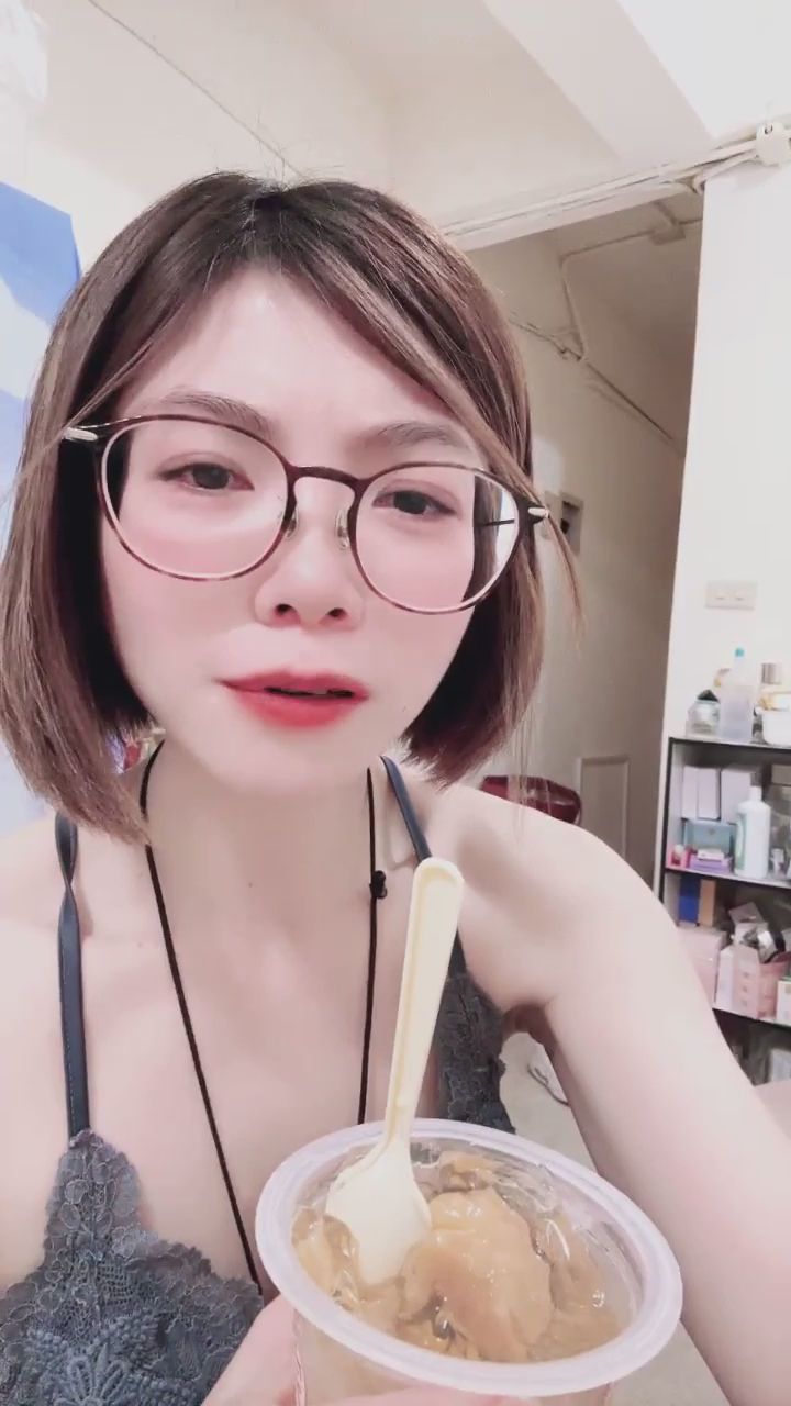 almababe : 餵你吃一口甜甜的果凍，要乖乖張開嘴巴喔～🍓✨ #透視蕾絲 #吃播 #誘惑 #親密