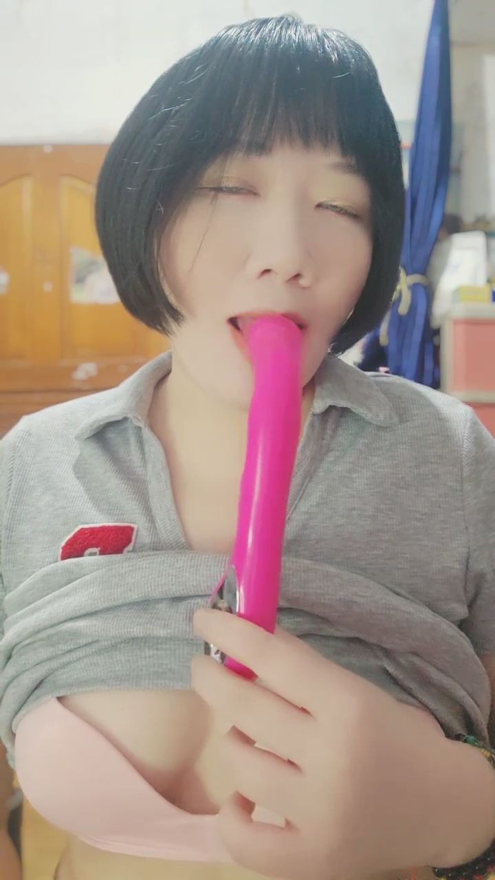  : 粉色玩具的極限挑戰，雙重感官誘惑！🤤 #口技 #性感曲線 #大尺度