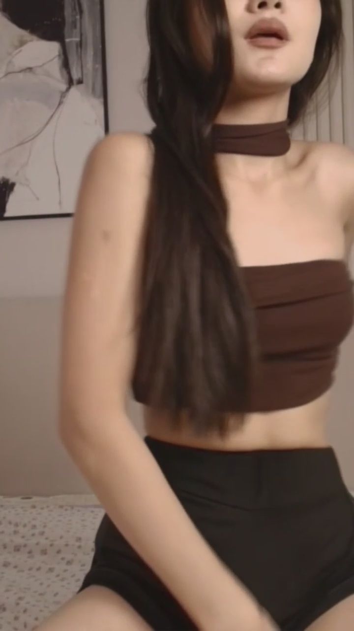  : 跟著節奏一起搖擺，最後的俏皮小表情你捕捉到了嗎？😜✨ #性感律動 #迷人神情 #微醺時刻