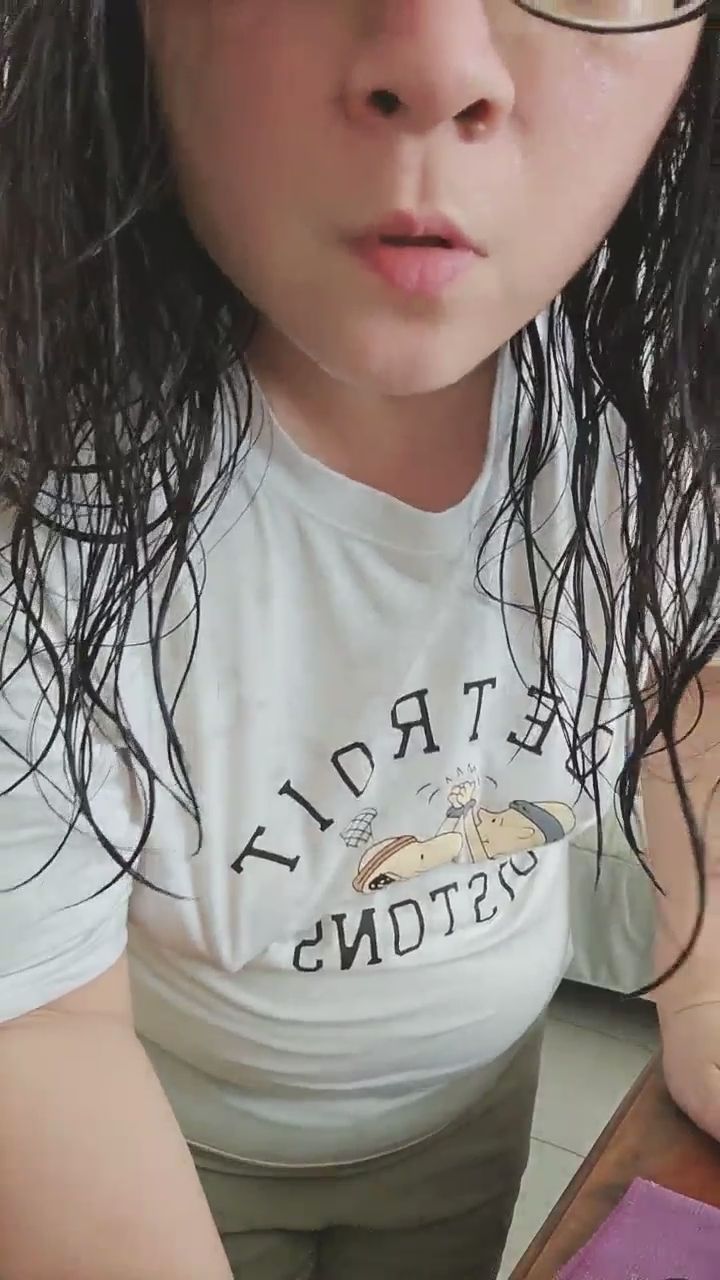  : 剛洗完澡的濕髮加上這件微透白T...靠近鏡頭你看得清楚嗎？👀💦 #居家 #若隱若現 #心跳加速
