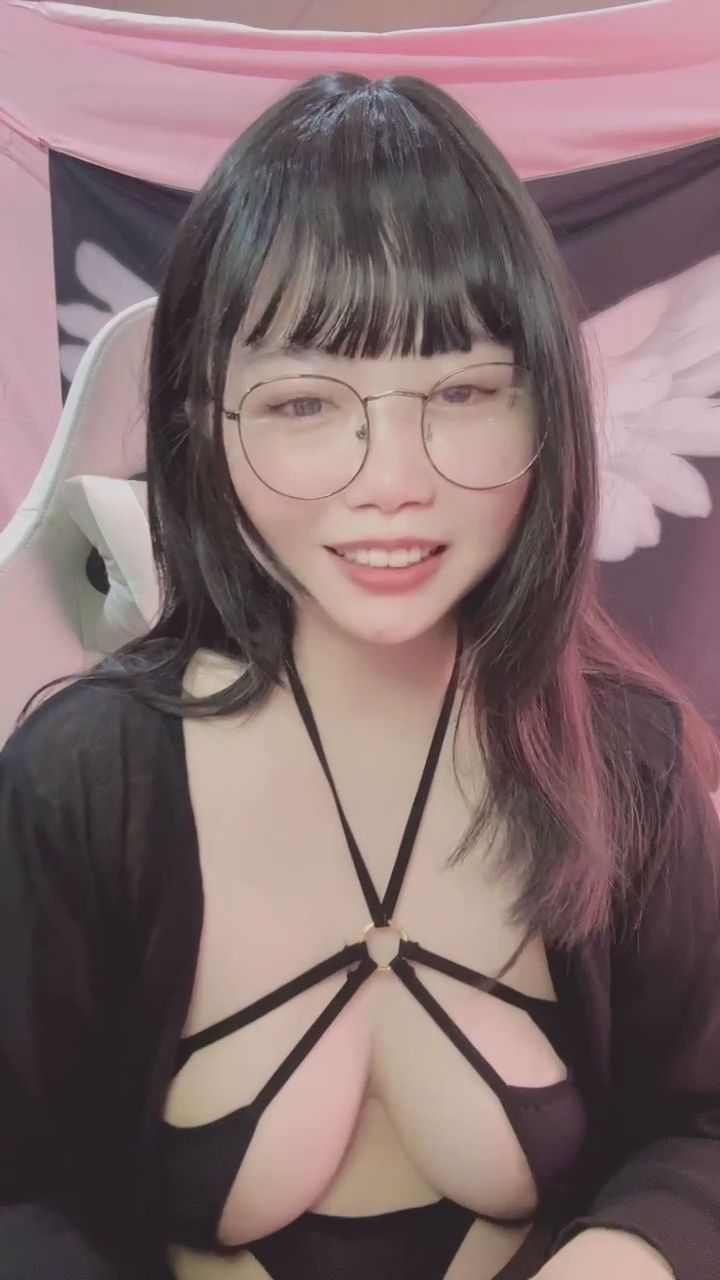  : 捕捉一個甜美的互動瞬間 😉 #甜美笑容 #揮手互動 #穿搭